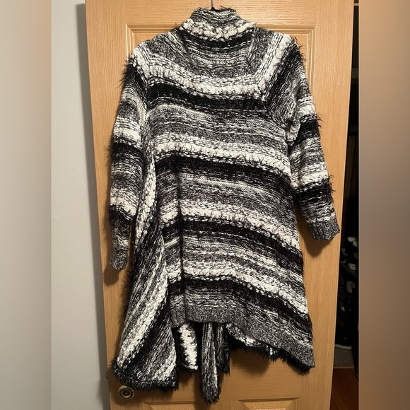 Kensie Oversized Black and White Cardigan - Picture 7 of 10